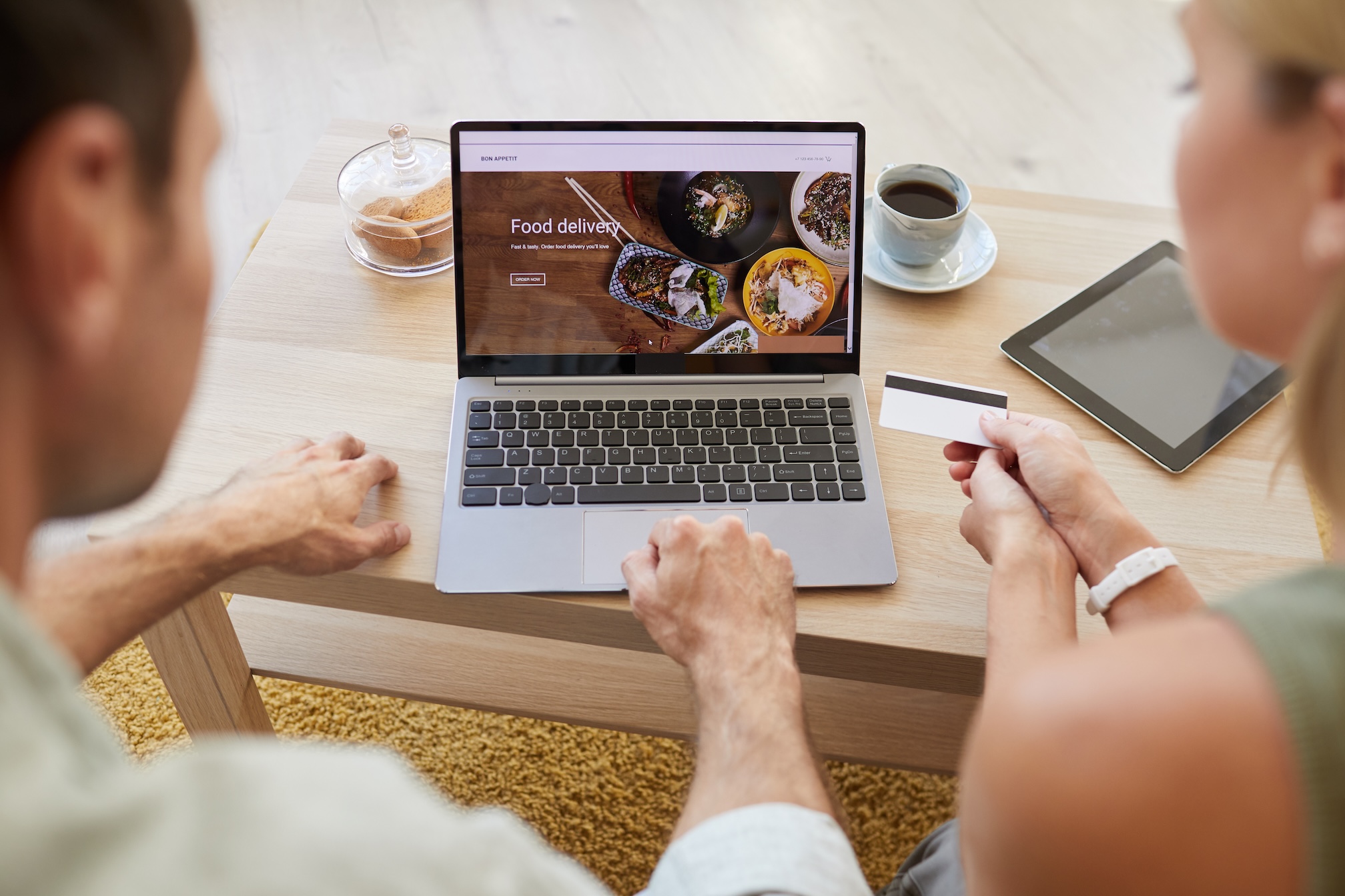 Cliente realizando un pedido online desde un portátil con branding del restaurante